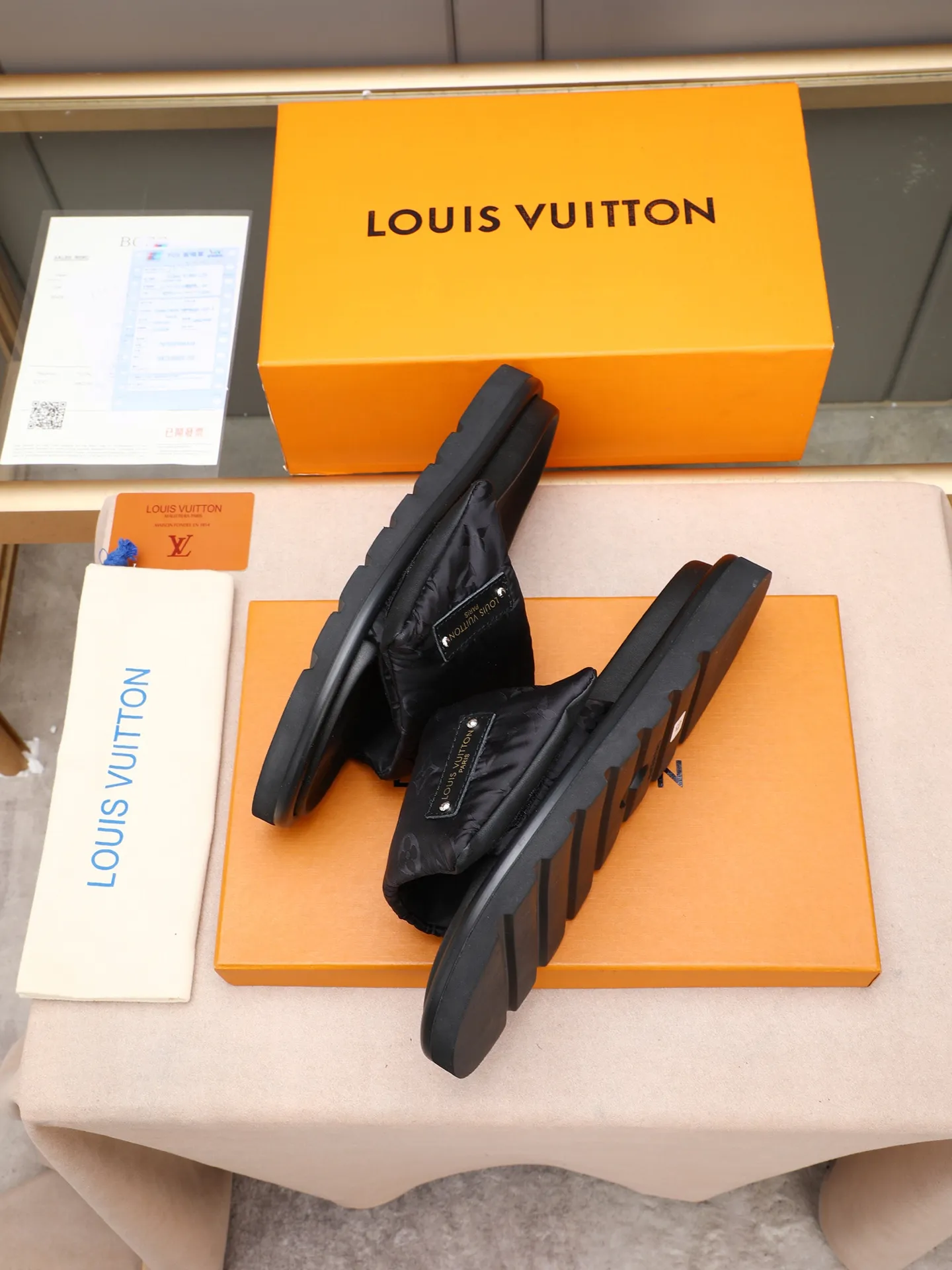 PP360 [LOUIS VUITTON] Louis Vuitton, LV printing, men's and women's slippers are on the market. The drawer box packaging comes with a cloth bag and a card. The upper pattern looks very soft and waxy, and it is a super versatile leg slimming tool. Fabric: imported denim/canvas/old fabric, LV hardware LOGO, official website pattern printing, comfortable to wear, feet: high-elastic PU water table. Sole: foam sole, heel height: about 5cm. Code number: 35-46, 35, 45, 46 are custom-made and non-returnable. Color: multiple colors and styles available.